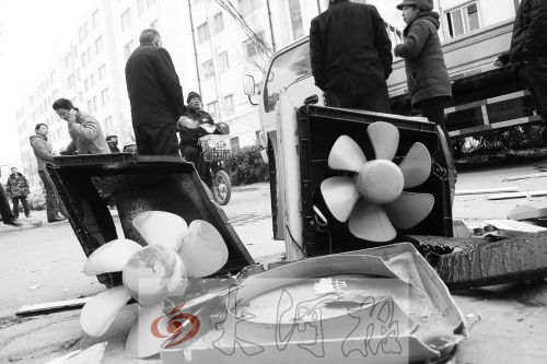 7樓一住戶家中天然氣爆炸，廚房里的排氣扇被炸得掉落地上。