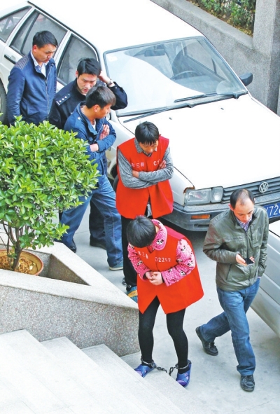 制造胡噴鬧劇的始作俑者——一家裝飾公司的4名負責人與其雇用的兩名“胡噴”被刑拘。