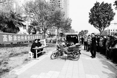 退贓大會(huì)上，石獅子物歸原主