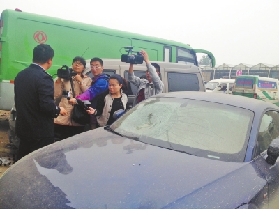 肇事車(chē)前擋風(fēng)玻璃右前側(cè)呈放射性開(kāi)裂