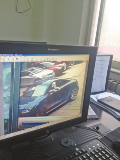 監(jiān)控錄像顯示，肇事車(chē)駕駛室內(nèi)有狗頭探出窗外。