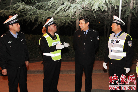 該支隊支隊長石軍(左二)、政委周西漢（左一）在向省總隊督導組匯報整治酒駕時的情景。