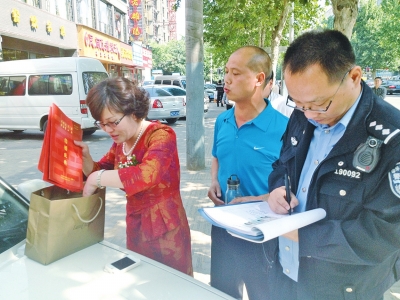 失主在清點、認領(lǐng)失物。