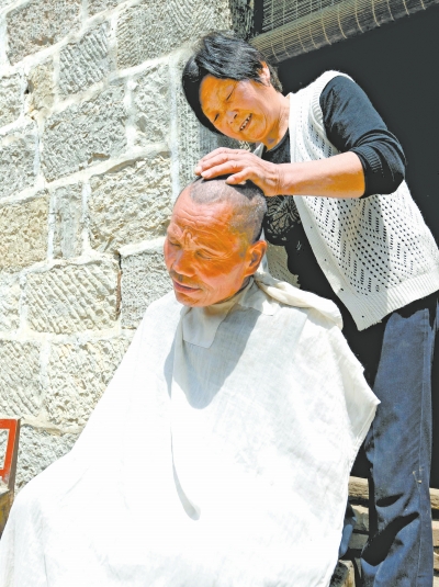 為了照顧兩個小叔，馬英專門學(xué)會了理發(fā)。