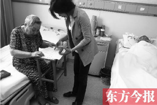 昨日，鄭大五附院二號(hào)樓住院部，馬老太寫(xiě)下委托書(shū)，并簽字摁指印委托女兒代理為昏迷老伴解鎖取錢(qián)