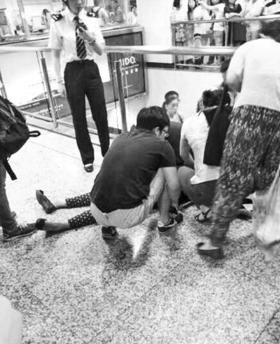 男子繼母被捅傷后跑到站內，倒在了地上（圖片來自網絡）。