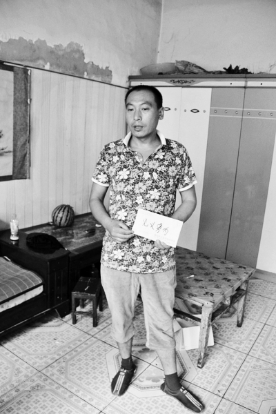 采建新拿的信封里，是南京警方送來的獎金。