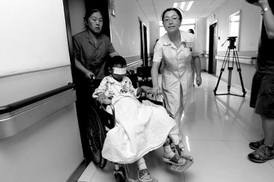 昨天，斌斌被推出病房，準(zhǔn)備換藥。記者 譚青/攝