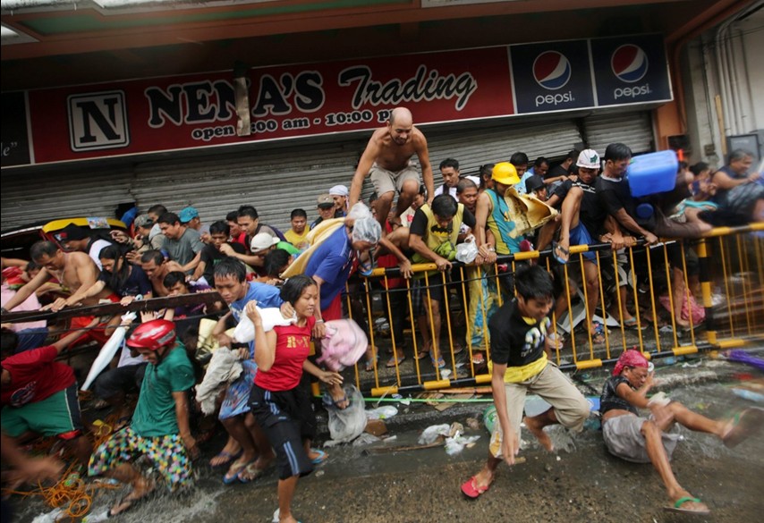 當地時間11月10日，強臺風“海燕”襲擊菲律賓塔克洛班后，當地居民洗劫商店，哄搶物資。