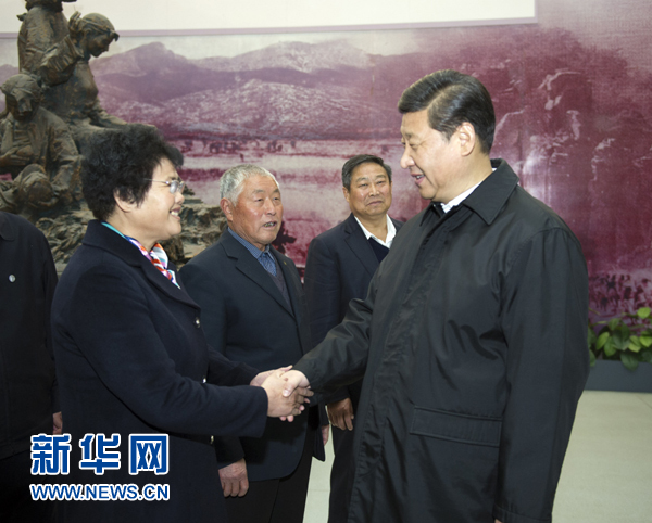 25日上午，習(xí)近平在臨沂華東革命烈士陵園參觀沂蒙精神展并會見當(dāng)?shù)叵冗M(jìn)模范和當(dāng)年支前模范后代代表。