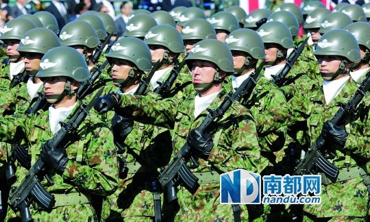 10月27日，日本自衛(wèi)隊(duì)舉行閱兵儀式