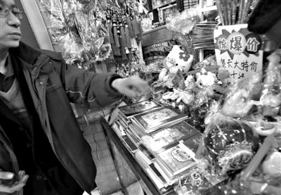 12月27日，世紀(jì)天鼎購物廣場的一位商戶表示，今年的賀卡明顯沒有前幾年好賣。新京報(bào)記者 王貴彬 攝