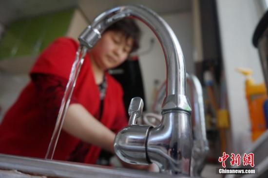 圖為4月13日,蘭州市七里河區(qū)居民李大媽用自來(lái)水洗菜。楊艷敏 攝