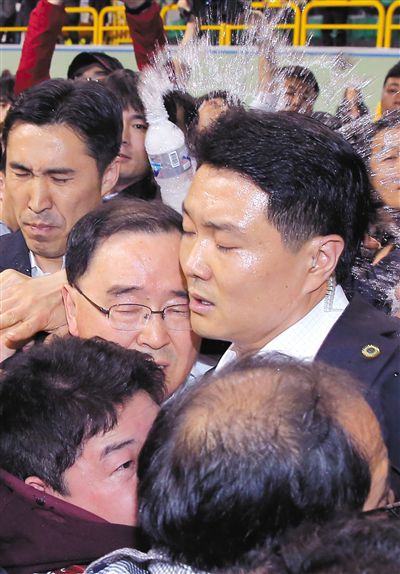 17日，鄭烘原（中）會見乘客家屬時，遭到家屬辱罵、潑水。