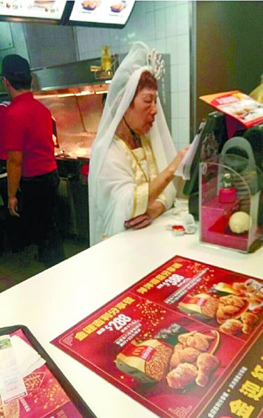 麥當(dāng)勞也挺拼的！店員化身觀(guān)音為顧客點(diǎn)餐