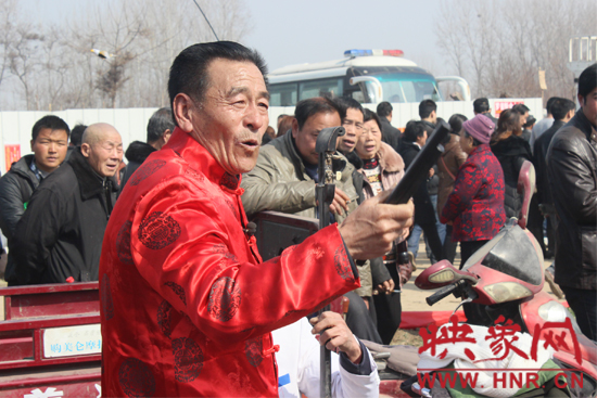 寶豐馬街書(shū)會(huì)獲世界紀(jì)錄認(rèn)證 民間藝人相聚“斗藝” 寶豐馬街書(shū)會(huì)獲世界紀(jì)錄認(rèn)證 民間藝人相聚“斗藝”