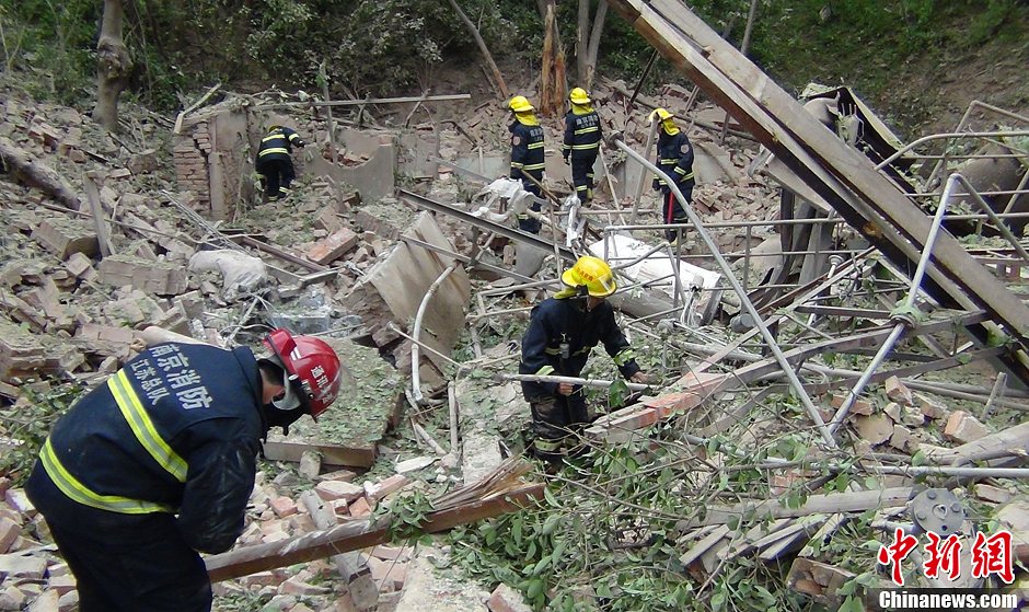 圖為南京消防隊員在現(xiàn)場搜救。中新社發(fā) 梅亮 攝