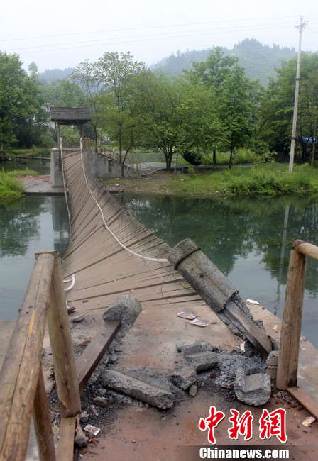 5月1日晚9點10分左右，湖南省鳳凰縣沱江鎮(zhèn)棉寨村距縣城3公里處桃花島篝火晚會散場時，游客經(jīng)過近水