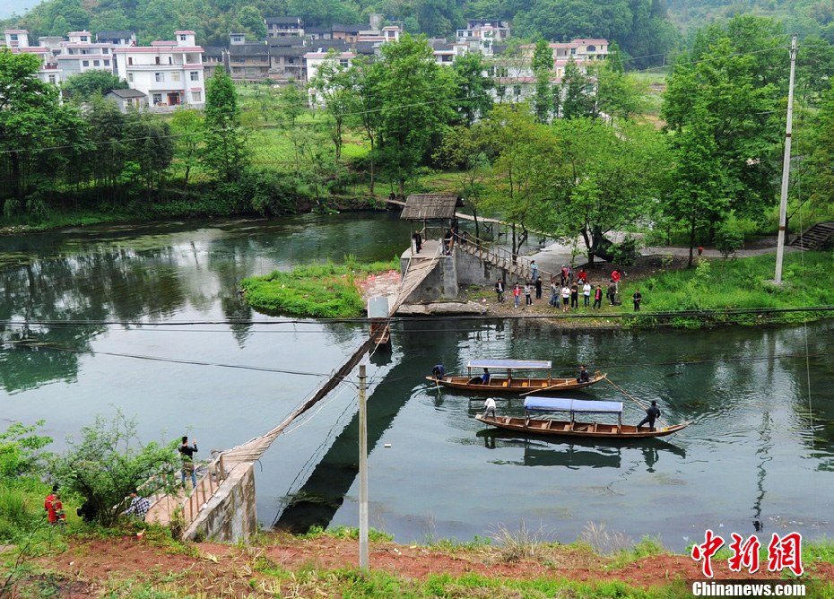 5月2日，鳳凰縣搜尋人員仍在沱江下游搜尋。