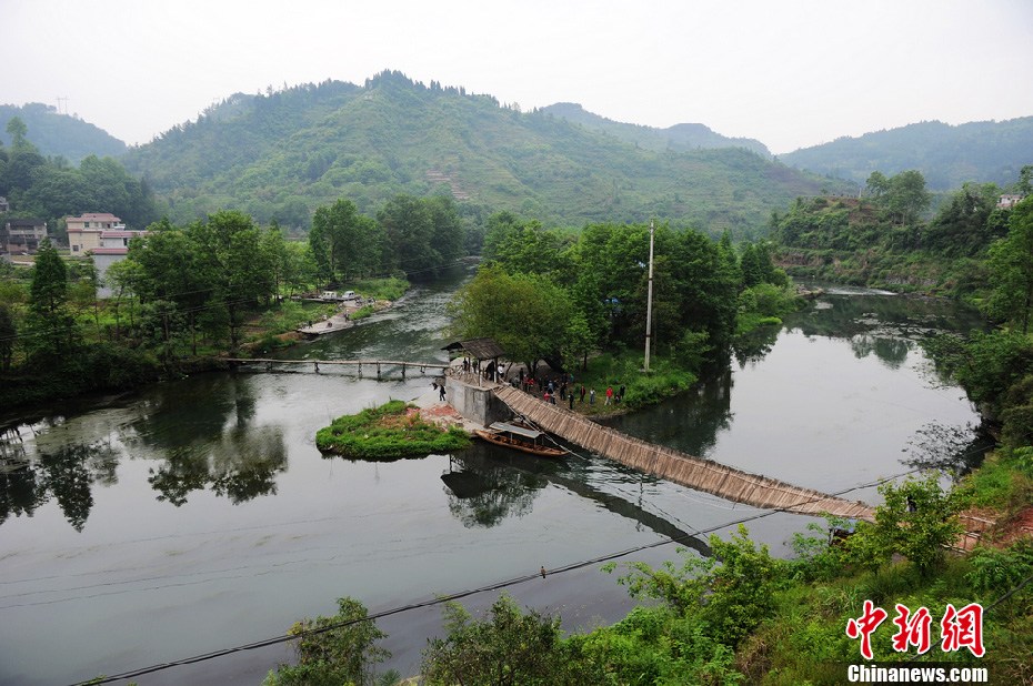 5月2日，鳳凰縣搜尋人員仍在沱江下游搜尋。