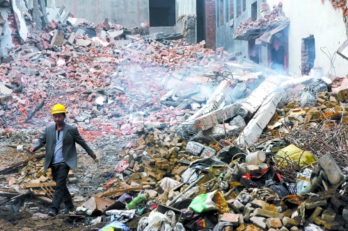 一座清朝老宅被一把火燒成了灰燼。透過青煙，才能看到它曾存在過的痕跡