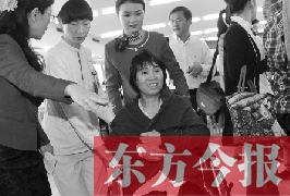 坐在輪椅上的，就是為兒子捐出肝、腎的母親潘大想