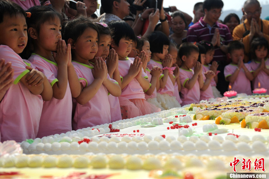 圖為孩子們?cè)谏盏案馇霸S下愿望。張浪 攝