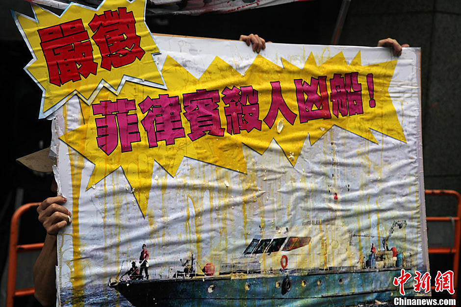 圖為一個抗議紙板蛋痕累累，持板人躲在紙板后面。中新社發(fā) 董會峰/攝