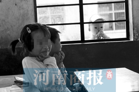 她不止一次說想去上學(xué)，而更多的時候，她是站在教室外面，眼巴巴地看著里面的小朋友