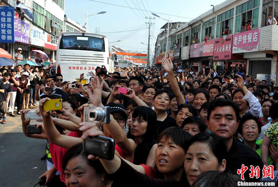 6月5日，一年一度的毛坦廠鎮(zhèn)“送考節(jié)”到來(lái)，70輛大巴車(chē)護(hù)送毛坦廠中學(xué)萬(wàn)名考生安全赴考。
