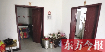 男廁洗漱池前，堆放著大量家電、家具等生活用品