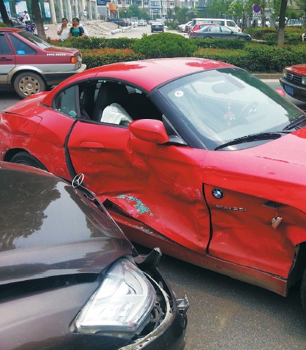 寶馬車門完全變形。