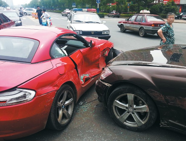 兩部?jī)r(jià)值百萬左右的豪車在碰撞中損傷嚴(yán)重。謝德勝 記者金學(xué)永/攝