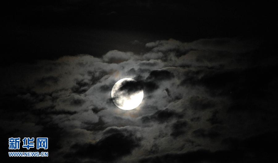 6月23日晚，一輪圓月高懸在海南省?？谑猩峡?。