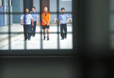 劉明前往家屬會(huì)見(jiàn)室和父母見(jiàn)最后一面。 吳小川 攝