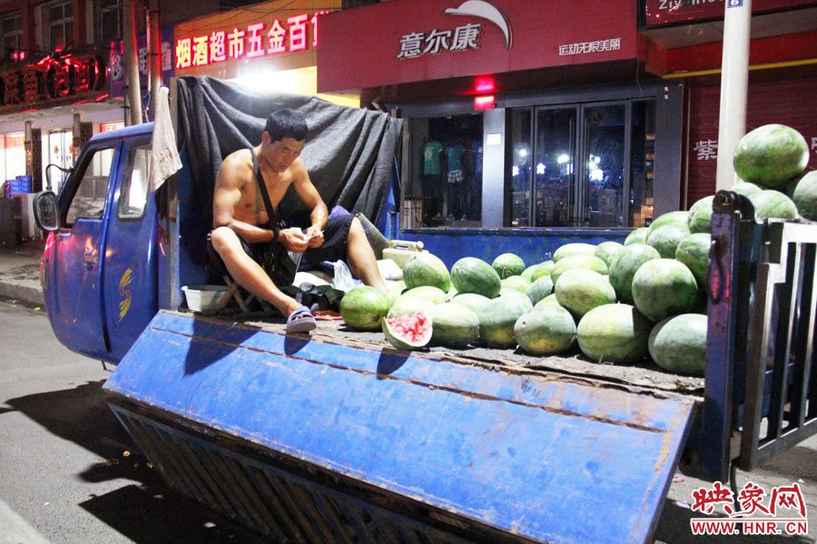 深夜鄭州街頭的瓜農(nóng) 深夜鄭州街頭的瓜農(nóng)
