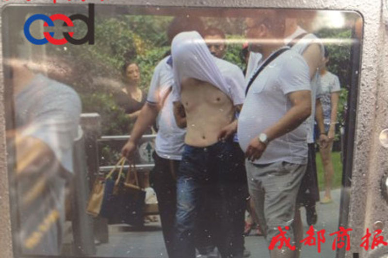 圖為事發(fā)現(xiàn)場，嫌疑人被警方控制。