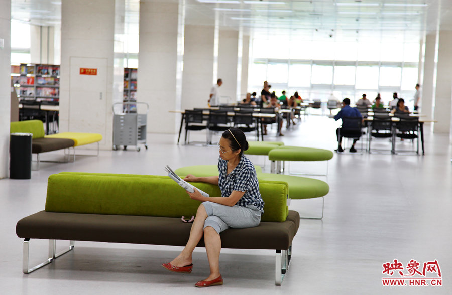 早上十點左右，已經(jīng)有不少讀者來管內(nèi)看書了。