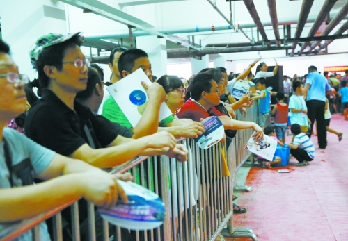 家長在休息區(qū)內(nèi)張望著小孩