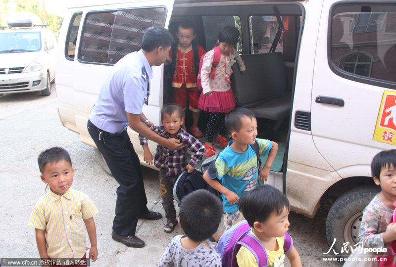 河南一面包車當(dāng)校車嚴重超載 6座擠著28個孩子