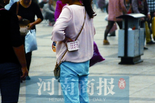 火車站廣場，一女子拿著寫有不同房型價(jià)位的卡片在拉客，不少市民抱怨，受過此類“騷擾”