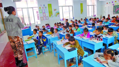 有的課桌直抵講臺(tái)，學(xué)生眼睛離黑板非常近。