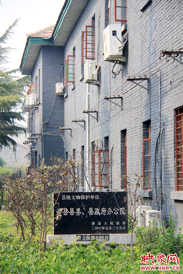 因為縣委大院‘陳舊老土’,政府大院的蘇式建筑于2006年被列為縣級文物保護(hù)單位。