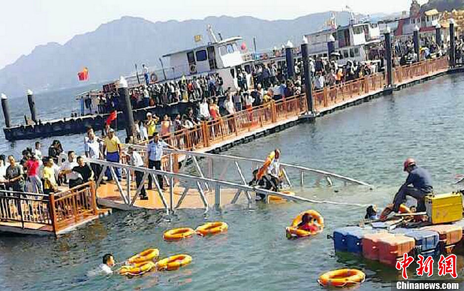 江西廬山景區(qū)游人爆滿致橋梁斷裂 數十人落水