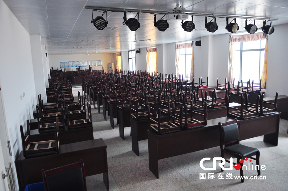 2013年10月21日，長沙云蓋村欠債千萬新建的豪華村部樓。