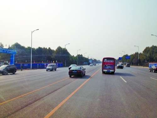 鄭開大道上隨處可見車輛駛?cè)腚p黃線超車,很危險(xiǎn)。