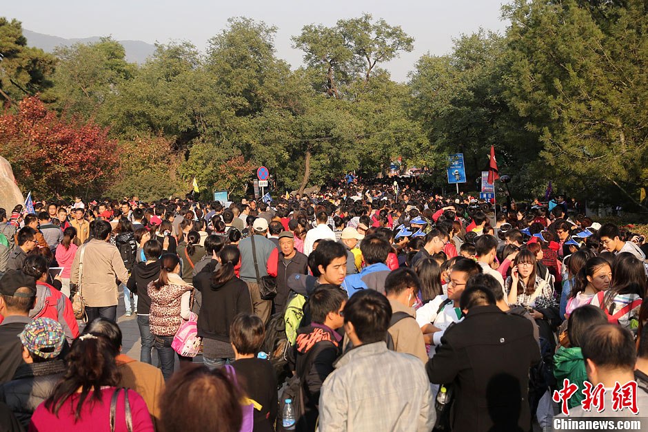 　10月26日，北京香山公園內(nèi)游客摩肩接踵。