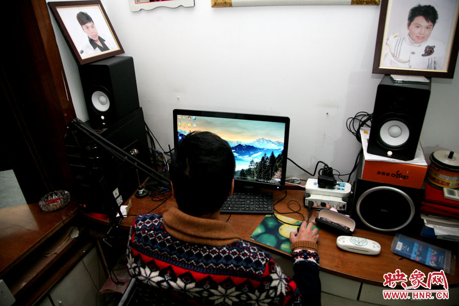 這張小小的工作臺就是海龍的一片小天地，他可以在這里練歌，也可在這里回味他的過去