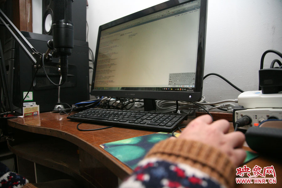 由于海龍只剩下兩根手指可以做動作，聰明的他調(diào)出軟鍵盤來打字搜索