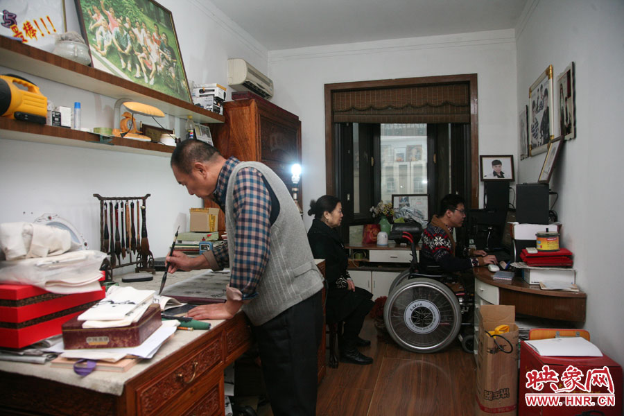 小小的書房里，爺孫三人在坐著各自的事情，姥爺在練書法，姥姥在旁專心的看著海龍，海龍在盡情的歌唱